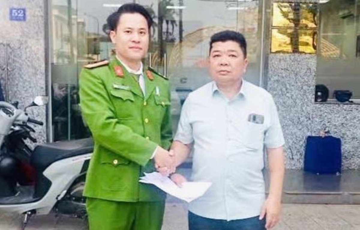 Anh Trần Văn Sơn trình báo sự việc với công an (Ảnh: Công an xã Cửa Tùng)