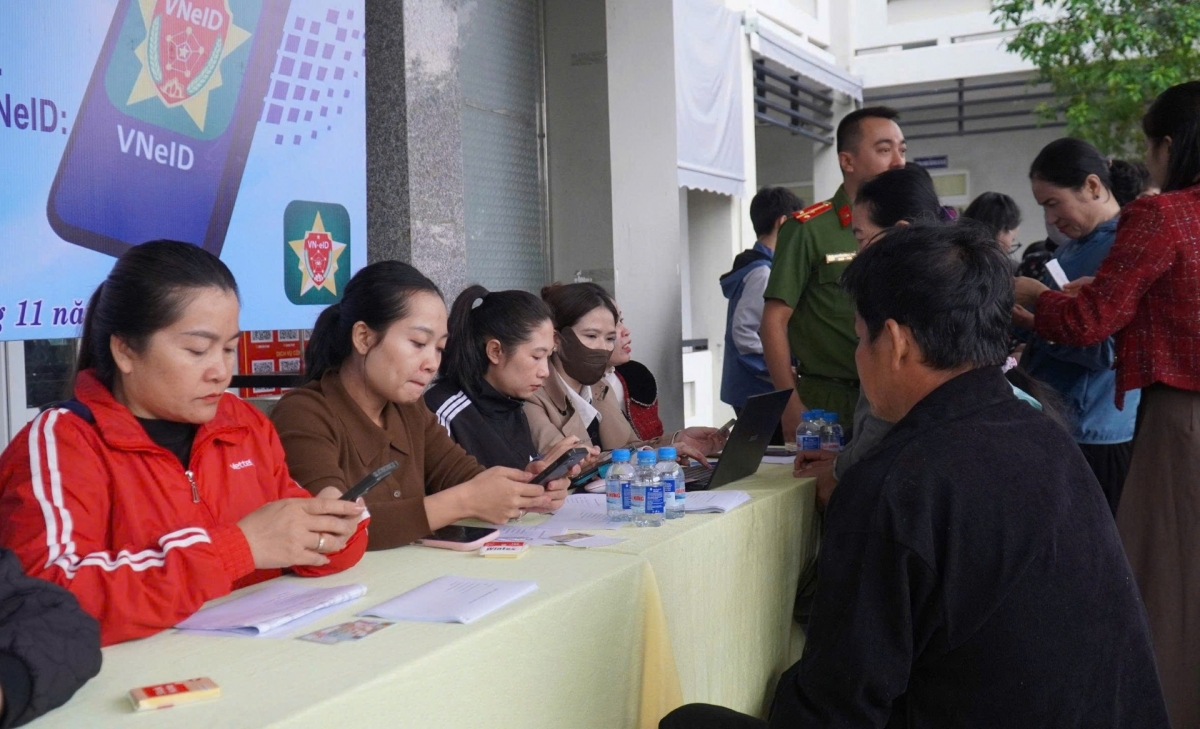 Chương trình "Ngày thứ 7 số" phục vụ nhân dân kích hoạt tài khoản VNeID mức 2, tích hợp thẻ bảo hiểm y tế và giấy tờ tùy thân