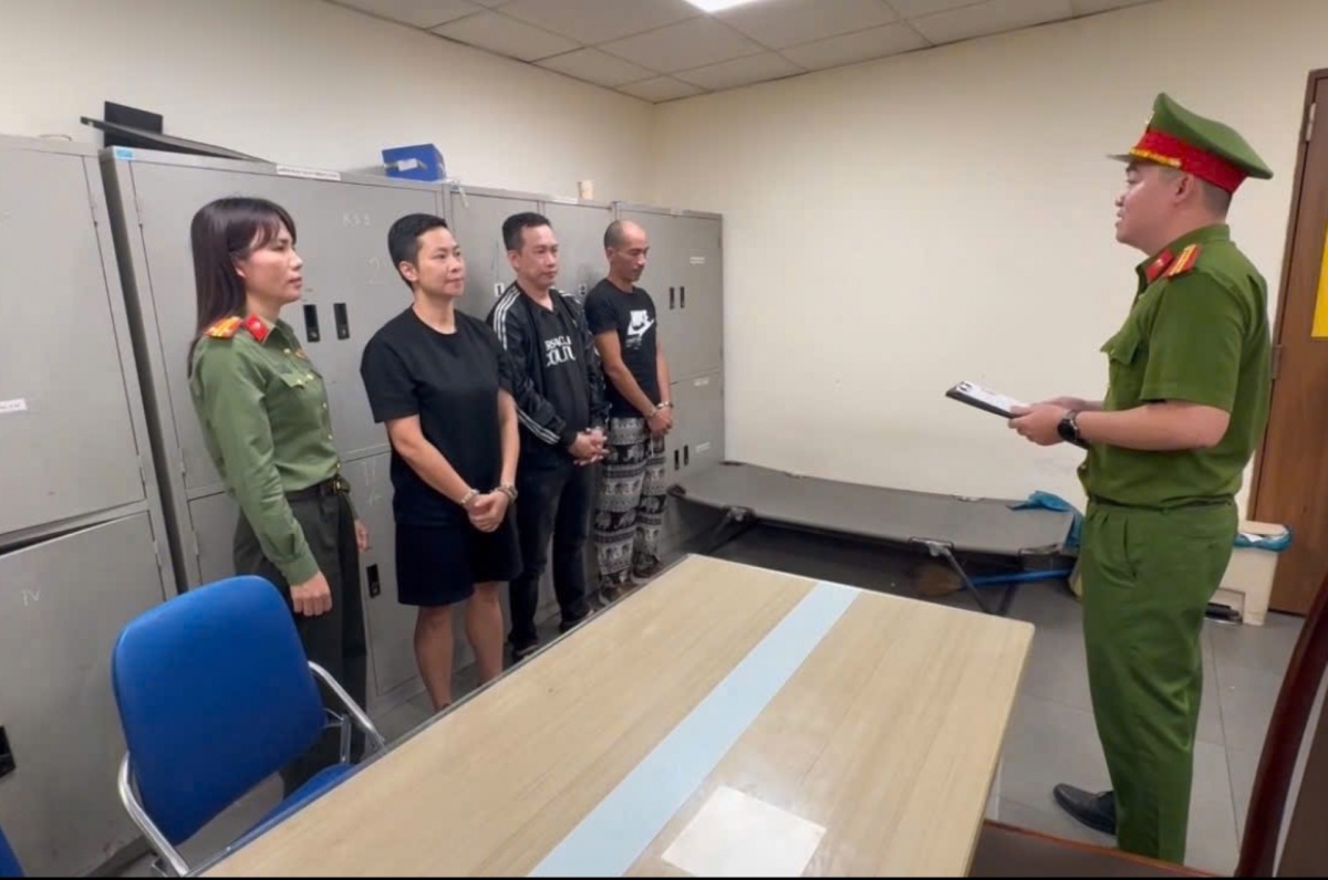 Cơ quan Cảnh sát điều tra Công an thành phố Đà Nẵng tống đạt quyết định bắt tạm giam các đối tượng