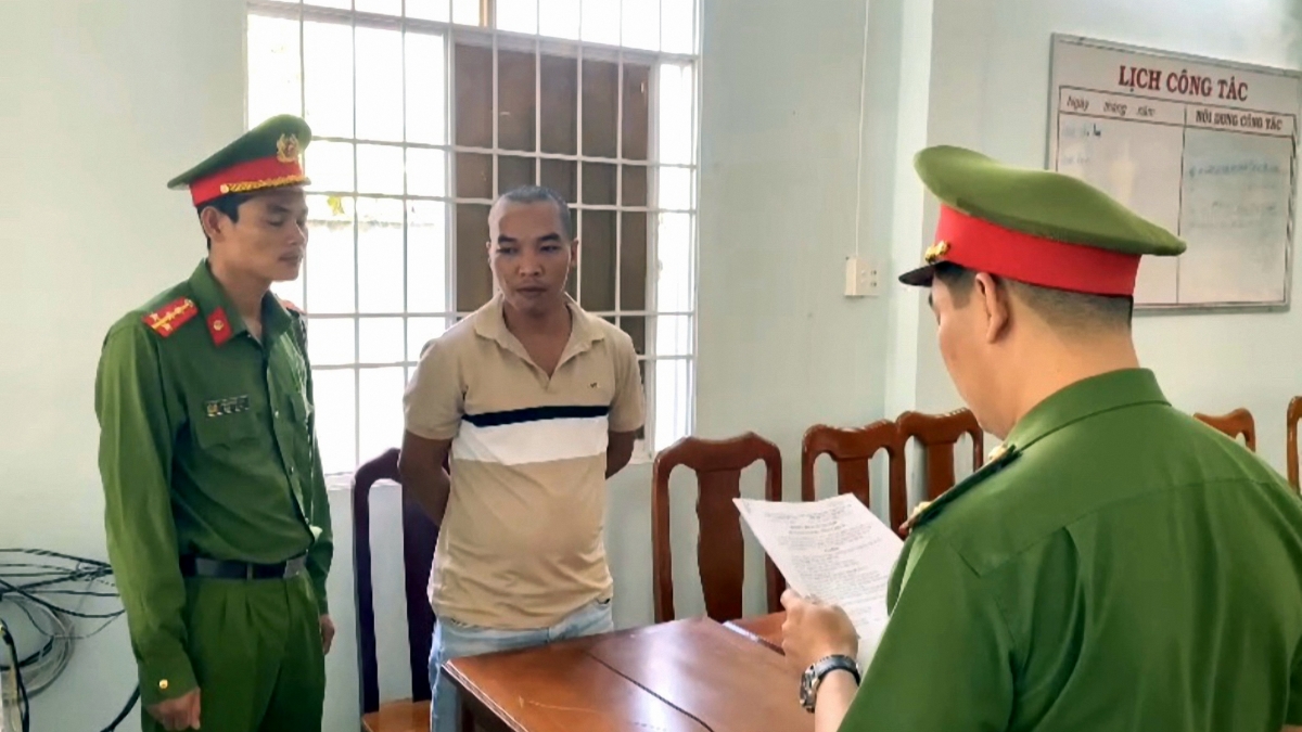 Cơ quan Công an thi hành quyết định đối với Thạch Ngọc Thuận (Ảnh: Công an Vĩnh Long)