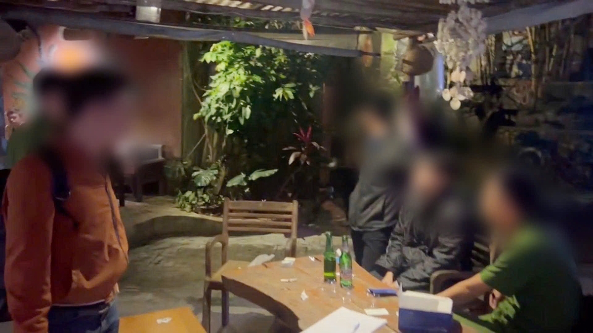 Công an bắt quả tang các đối tượng