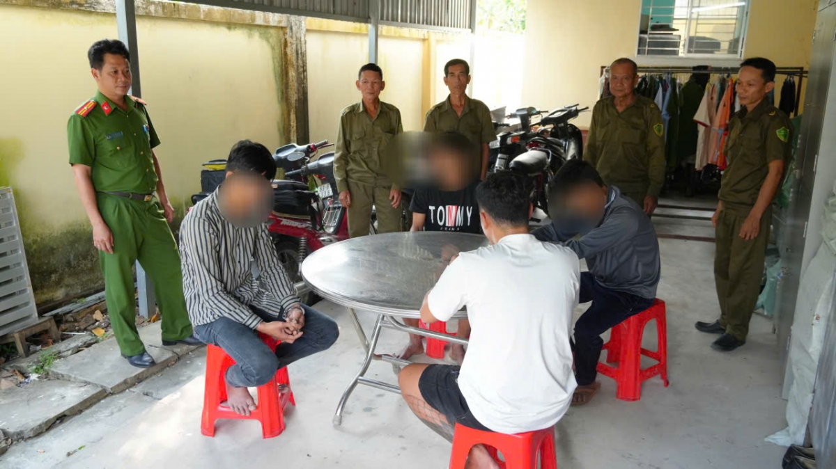 Công an tỉnh Đồng Tháp xử lý 04 đối tượng có liên quan đến hành vi tàng trữ, sử dụng chất ma túy. Ảnh: C.A