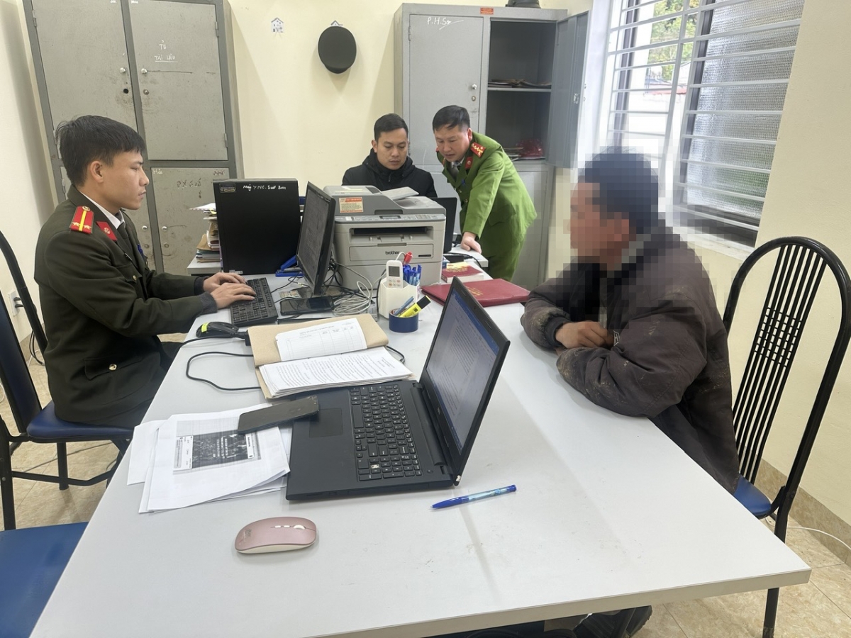 Công an tỉnh Sơn La làm việc với ông Lường Thành T. (SN1962, trú tại xã Đoàn Kết, tỉnh Sơn La)