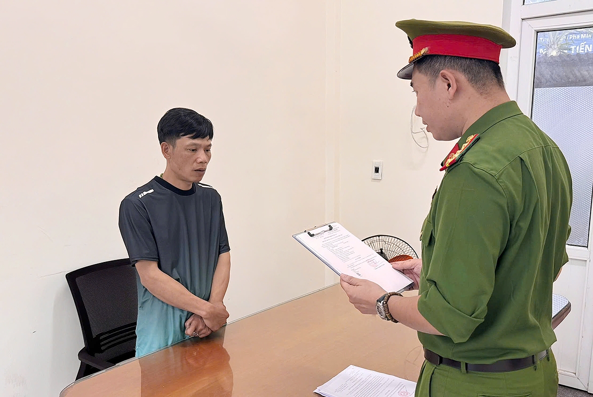 Công an tống đạt lệnh khởi tố bị can đối với Trần Đức Giang 