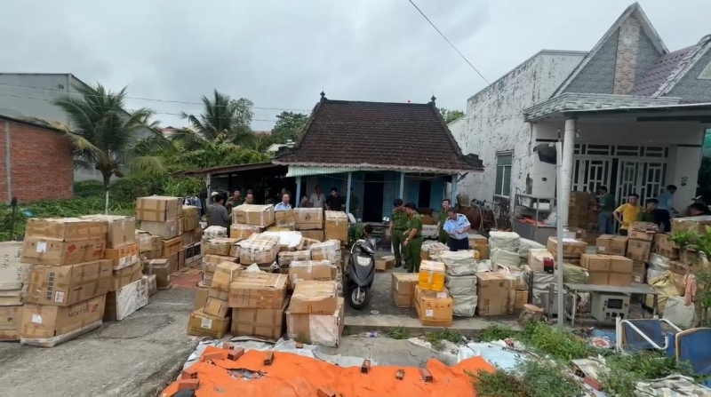 Cơ quan chức năng khám xét nơi cất giấu nước hoa giả.