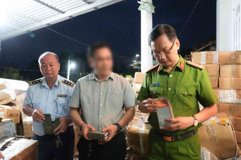 Đại tá Bùi Đức An, Phó Giám đốc, Thủ trưởng Cơ quan CSĐT Công an TP Cần Thơ trực tiếp chỉ đạo công tác khám xét.