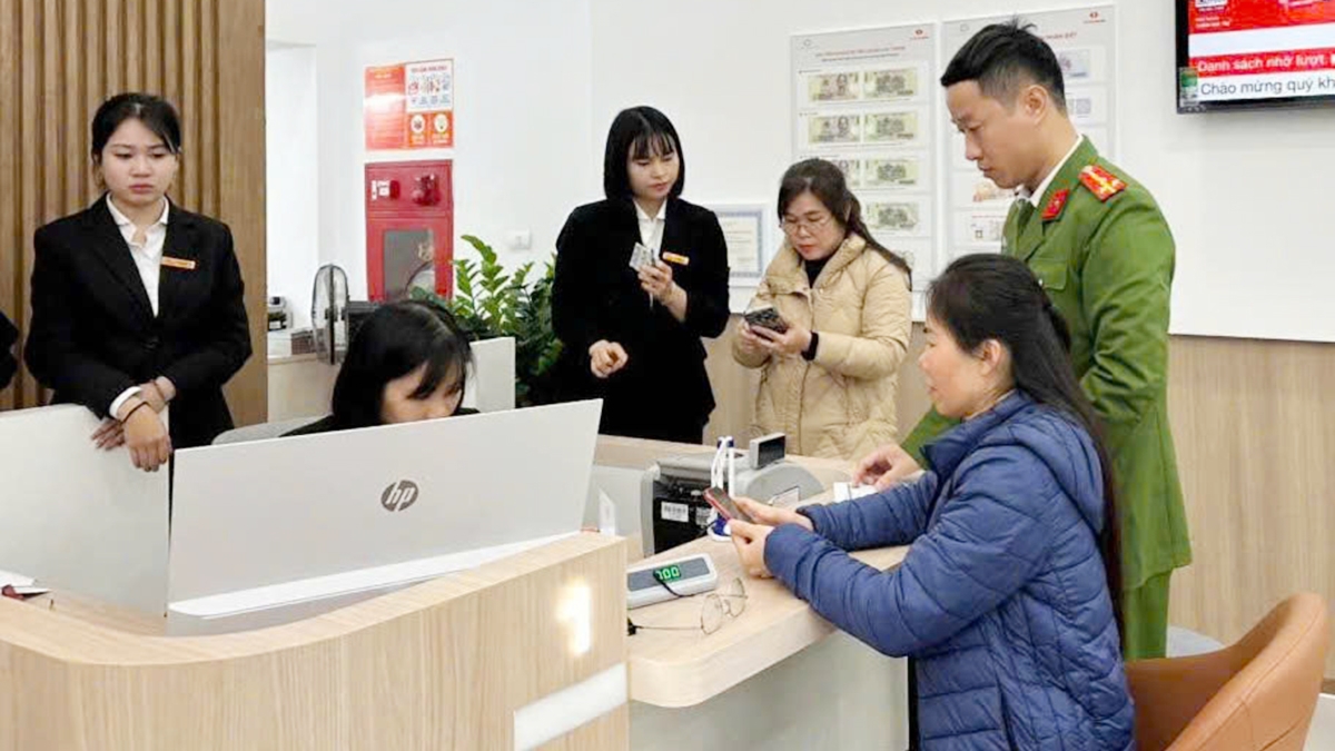 Công an xã Thanh Hà hướng dẫn chị Dương làm thủ tục trả lại tiền cho người chuyển nhầm