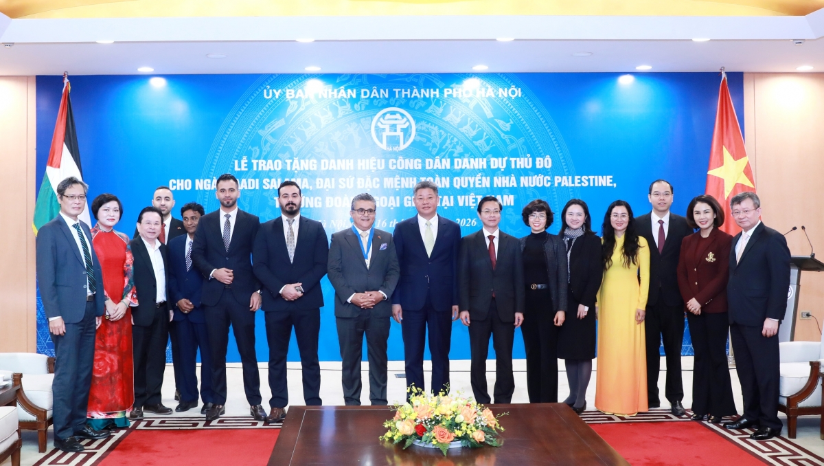 Các đại biểu tham dự buổi Lễ chụp ảnh lưu niệm.