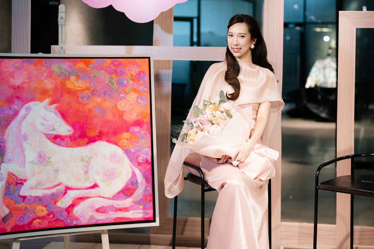 Họa sĩ Vương Linh bên tác phẩm "Bạch Mã Hồng Mai"