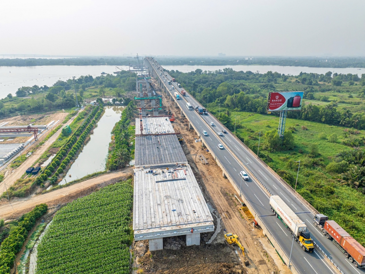 Trong khi đó, dự án đoạn đi qua địa phận tỉnh Đồng Nai được các nhà thầu triển khai rầm rộ. (Ảnh: C.H)