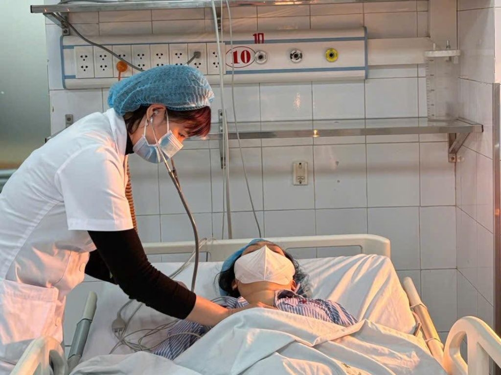 Bệnh nhân ngộ độc củ ấu tàu điều trị tại Bệnh viện 19-8. (Ảnh: BVCC)