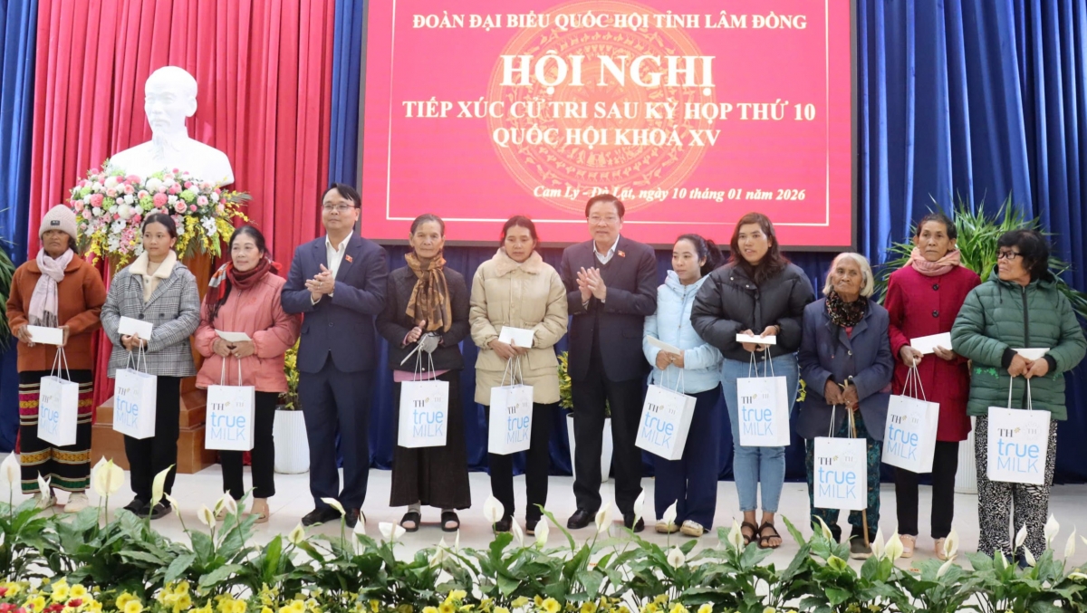 Ông Phan Đình Trạc và Đoàn đại biểu Quốc hội tỉnh Lâm Đồng trao quà tặng người dân tại 
phường Cam Ly - Đà Lạt.