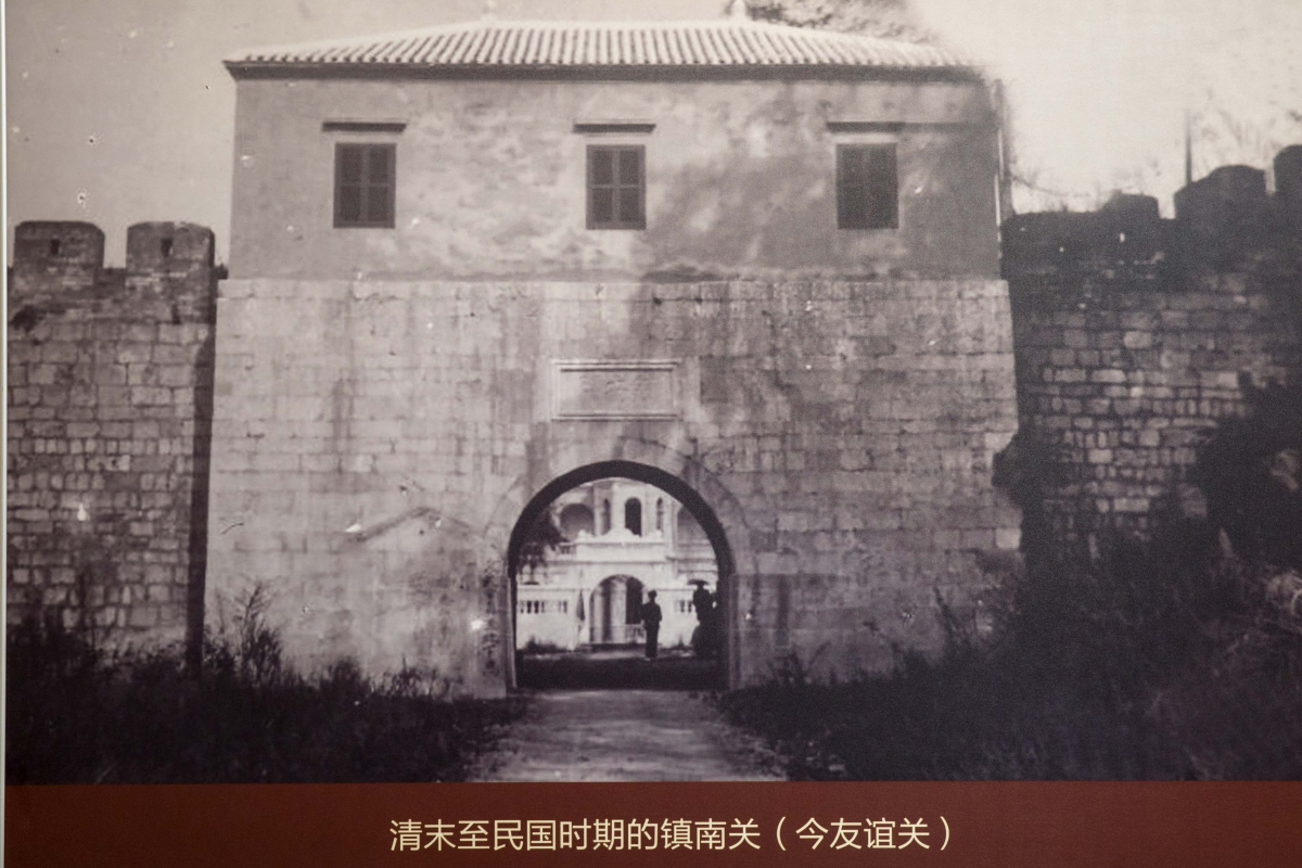 Cửa khẩu Hữu Nghị là một trong chín cửa ải nổi tiếng của Trung Quốc thời cổ đại, được hình thành từ thời nhà Hán. Trải qua các giai đoạn lịch sử, cửa khẩu này nhiều lần được đổi tên: đầu thời Hán gọi là Ung Kê Quan, sau đó lần lượt mang các tên Kê Lăng Quan, Giới Thủ Quan, Đại Nam Quan, Trấn Di Quan; đến năm thứ ba niên hiệu Tuyên Đức triều Minh (1428) đổi tên thành Trấn Nam Quan. Đến năm 1965, cửa khẩu này chính thức mang tên Cửa khẩu quốc tế Hữu Nghị. (Ảnh tư liệu)