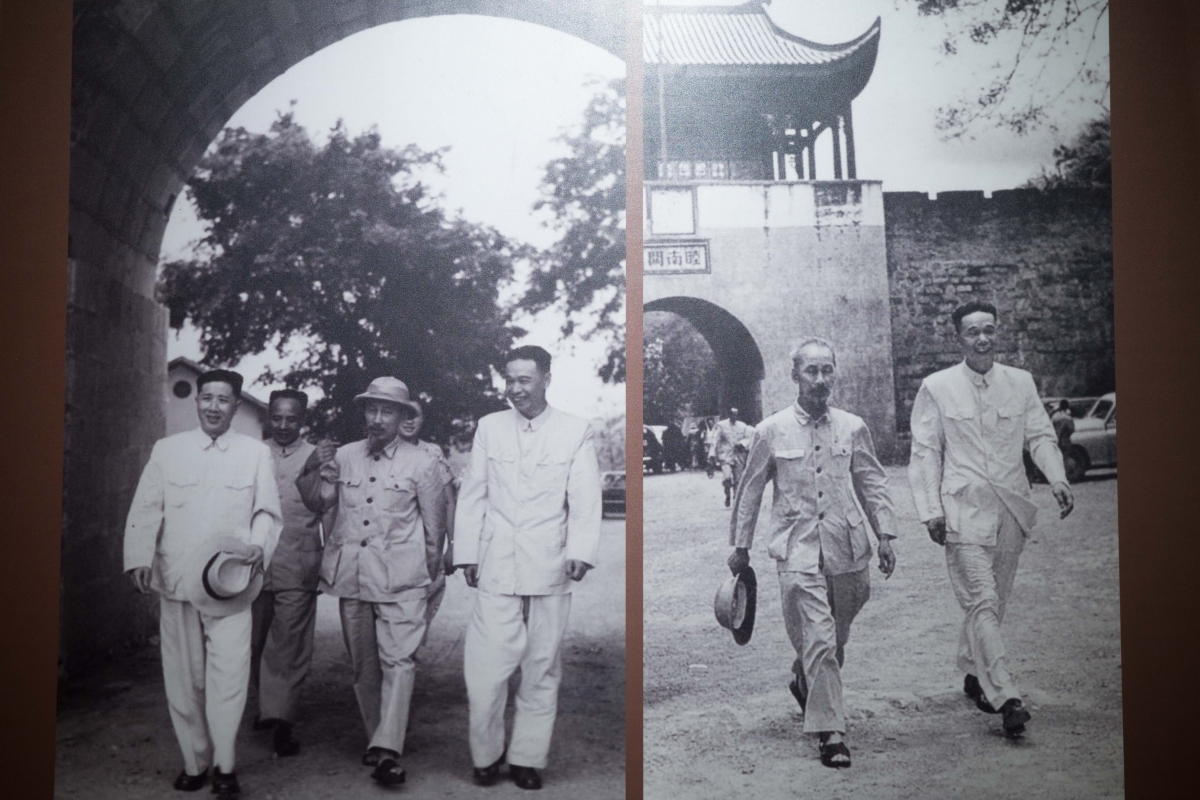 Chủ tịch Hồ Chí Minh tới thăm cửa khẩu Hữu Nghị vào ngày 22/6/1955. (Ảnh tư liệu)
