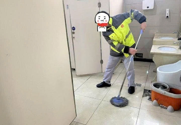 Khoảng hở ở cánh cửa giúp việc lau chùi trở nên dễ dàng. Đó là lý do cánh cửa nhà vệ sinh công cộng luôn có khe hở.