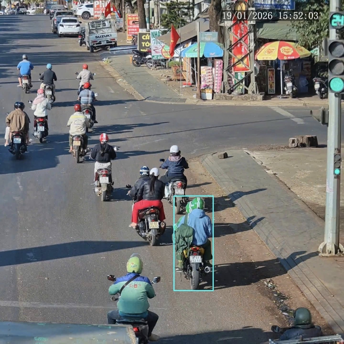 Camera giao thông ghi lại hình ảnh các đối tượng di chuyển bằng xe máy trên Quốc lộ 14 ngay sau khi thực hiện vụ cướp.