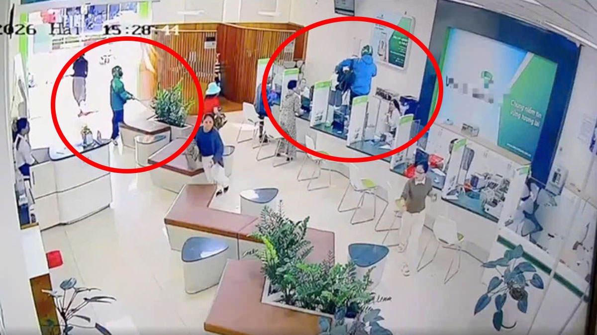 Hình ảnh vụ cướp trong clip.