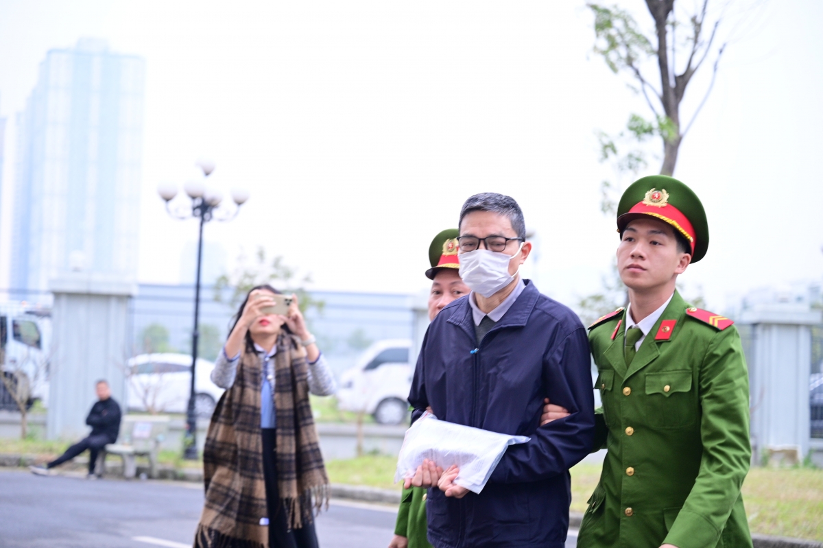 Dẫn giải cựu Cục trưởng Nguyễn Thanh Phong đến TAND TP Hà Nội hầu tòa. (Ảnh: Trọng Phú)