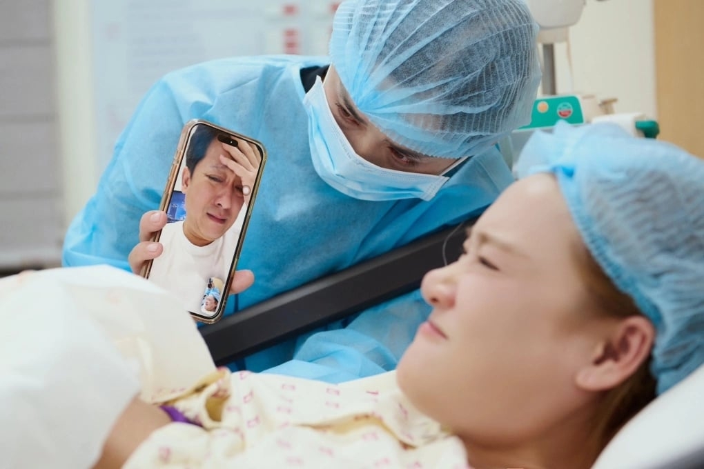 Sao Việt 26/1: Nhã Phương công bố những khoảnh khắc đáng nhớ trong lần 'vượt cạn' thứ ba. Không thể ở bên vợ vào thời điểm quan trọng, Trường Giang chỉ có thể theo dõi qua màn hình điện thoại và nghẹn ngào thương vợ. Trước đó, Trường Giang đi công tác với tâm trạng lo lắng vì có thể bỏ lỡ khoảnh khắc em bé chào đời.