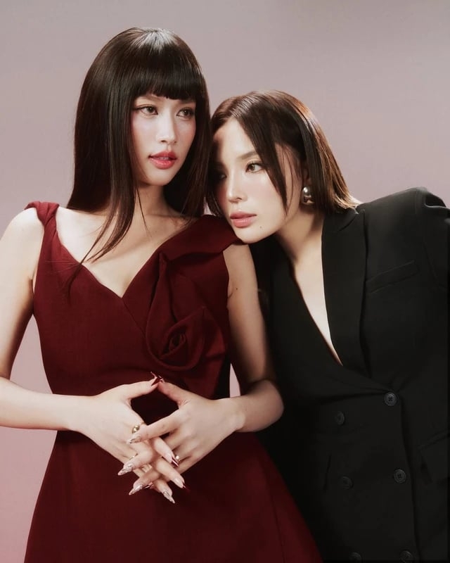 Hoa hậu Đoàn Thiên Ân và Nguyễn Cao Kỳ Duyên thời gian vừa qua luôn xuất hiện bên nhau như hình với bóng. Từ các sự kiện lớn nhỏ của showbiz Việt cho đến đời sống thường ngày, cả hai thường xuyên đồng hành, khiến dân tình không khỏi chú ý. Mới đây, cặp nàng hậu tiếp tục trở thành tâm điểm trên mạng xã hội khi đồng loạt công khai đổi ảnh đại diện trên Threads với kiểu tạo dáng gần như giống hệt nhau.