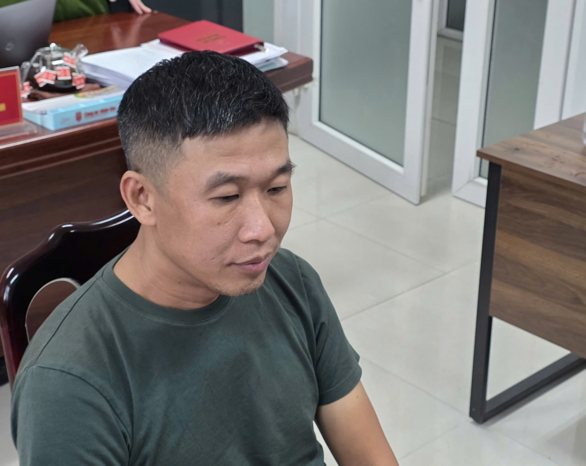  Bùi Văn Toàn (44 tuổi, trú tỉnh Nghệ An) là đối tượng trực tiếp vận chuyển tôm hùm xanh giống từ Singapore về Việt Nam