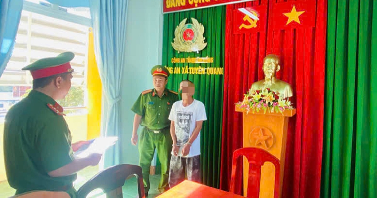 Đại diện cơ quan công an đọc lệnh bắt bị can Phan Trương Viết Chinh. Ảnh: CALĐ