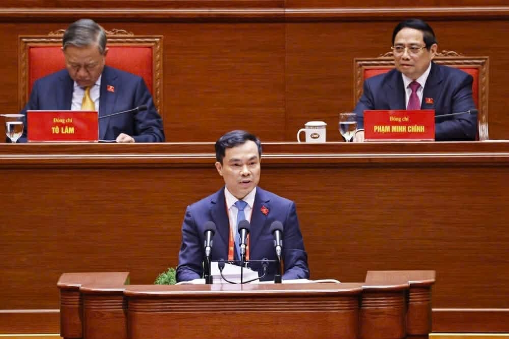 Ông Nguyễn Mạnh Hùng, Phó Giám đốc Học viện Chính trị quốc gia Hồ Chí Minh, trình bày tham luận “Hoàn thiện lý luận về đường lối đổi mới của Đảng trong kỷ nguyên vươn mình của dân tộc”. (Ảnh: TTXVN)