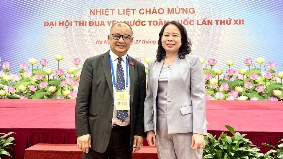 Ông Trần Bá Phúc chụp ảnh cùng Phó Chủ tịch nước Võ Thị Ánh Xuân tại Đại hội Thi đua yêu nước toàn quốc lần thứ XI. (Ảnh: NVCC)