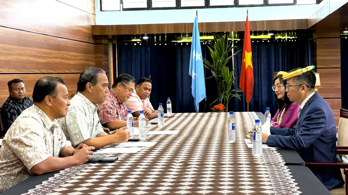 Đại sứ Phạm Thanh Bình chào xã giao Tổng thống Micronesia Wesley W. Simina.