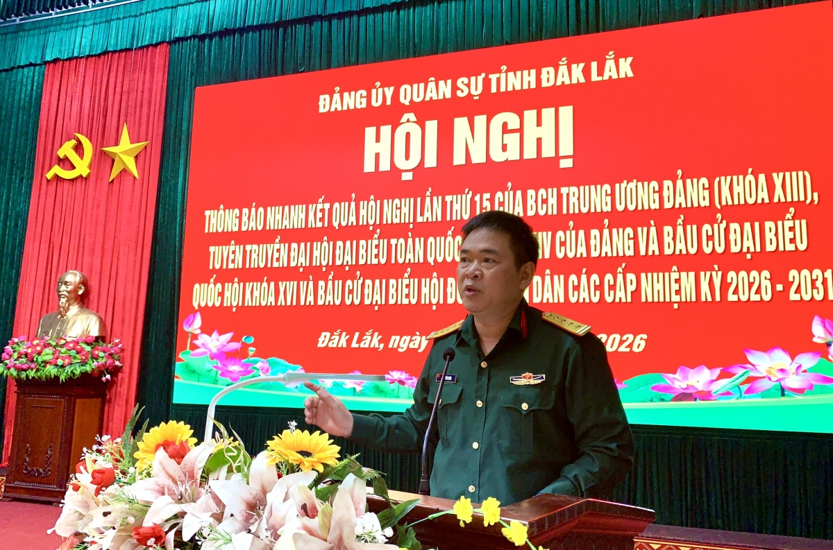 Đại tá Đinh Văn Hưng, Phó Bí thư Thường trực Đảng uỷ, Chính uỷ Bộ Chỉ huy Quân sự tỉnh Đắk Lắk quán triệt nhiệm vụ cho lực lượng vũ trang tỉnh trong các sự kiện trọng đại của đất nước thời gian tới.