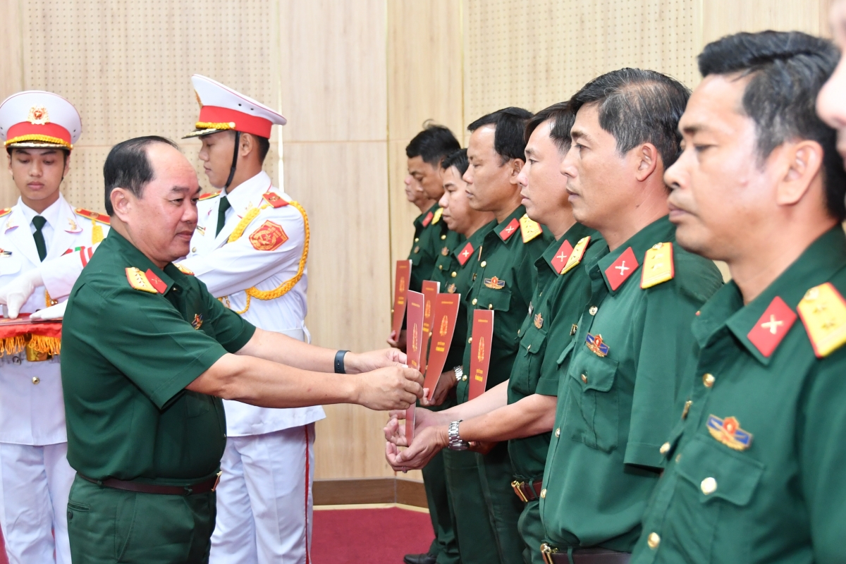 Đại tá Nguyễn Văn Ngành, Ủy viên Ban Thường vụ Tỉnh ủy - Chỉ huy trưởng Bộ CHQS tỉnh trao quyết định điều động, bổ nhiệm chức vụ chỉ huy trưởng ban CHQS xã, phường, đặc khu.