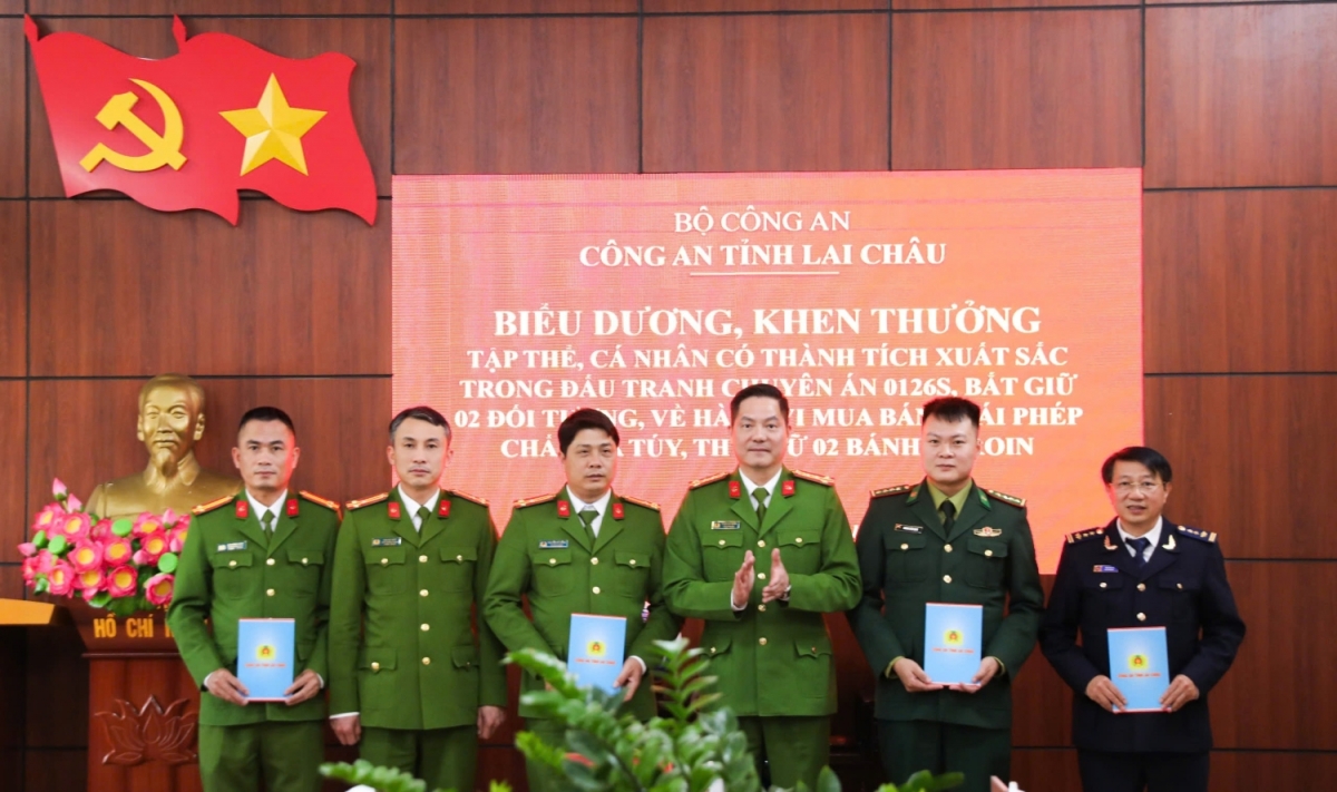 Đại tá Phạm Hải Đăng, Phó Giám đốc Công an tỉnh Lai Châu biểu dương lực lượng tham gia chuyên án (Ảnh Công an Lai Châu)