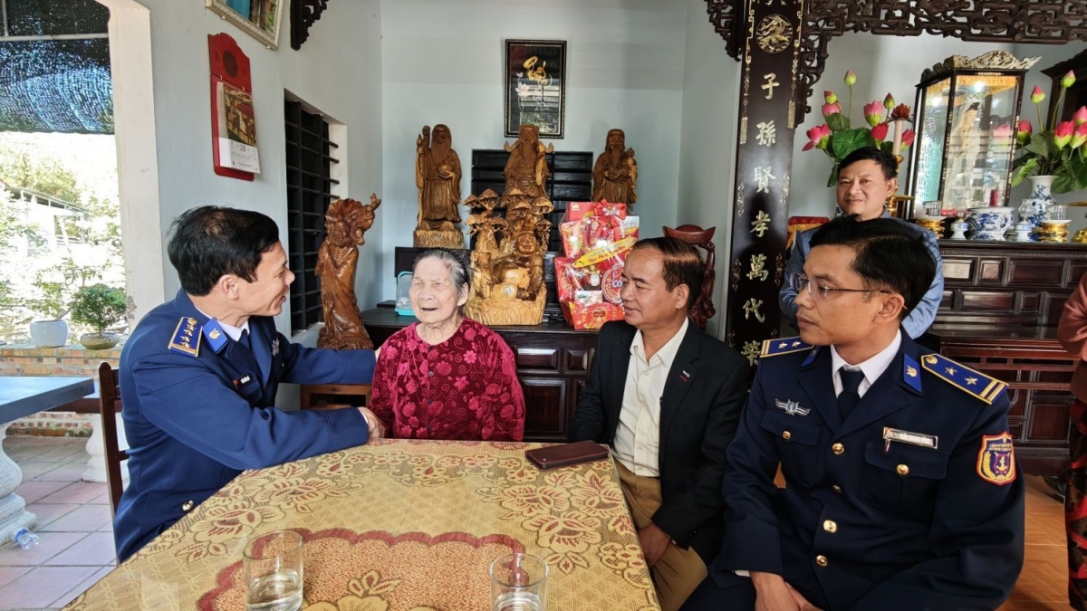 Đại tá Trần Hồng Quế (bên trái), Phó Chính ủy Bộ tư lệnh Vùng Cảnh sát biển 2 thăm Mẹ Việt Nam anh hùng Bạch Thị Xữ