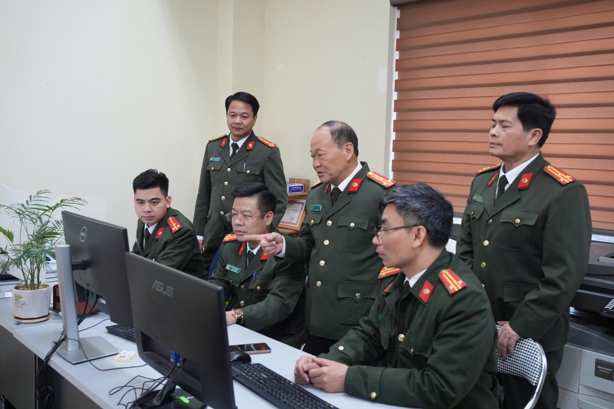 Đại tá Vì Quyền Chứ, Phó Giám đốc, Thủ trưởng Cơ quan ANĐT Công an tỉnh Sơn La (giữa) trực tiếp chỉ đạo cán bộ, chiến sĩ triển khai công tác đấu tranh với tội phạm trên không gian mạng