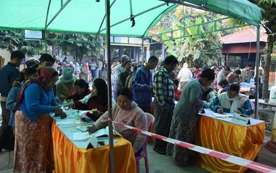 Người dân Myanmar đi bỏ phiếu bầu cử giai đoạn 2 tại Vùng Mandalay. Ảnh: Truyền thông Nhà nước Myanmar.