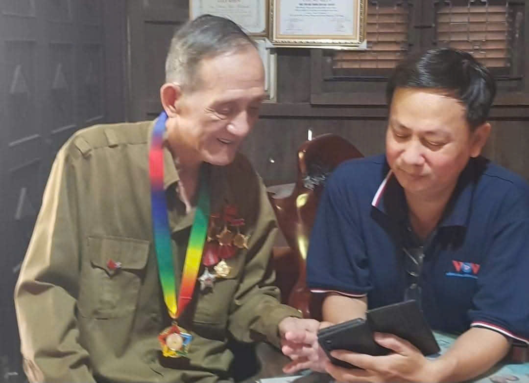 Đảng viên cao niên Đoàn Văn Khanh luôn theo dõi quá trình chuẩn bị, diễn biến Đại hội XIV của Đảng