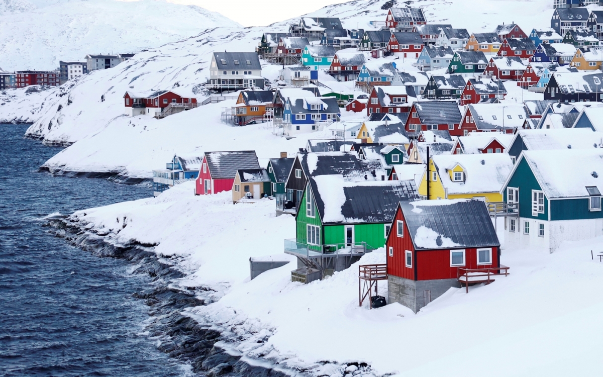 Nhà cửa trên đảo Greenland. Ảnh: Reuters.
