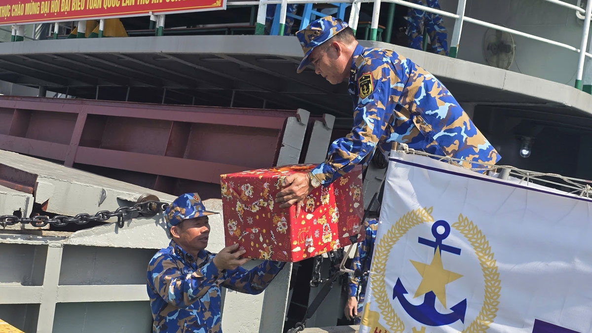 Những phần quà từ đất liền được chuyển xuống thuyền