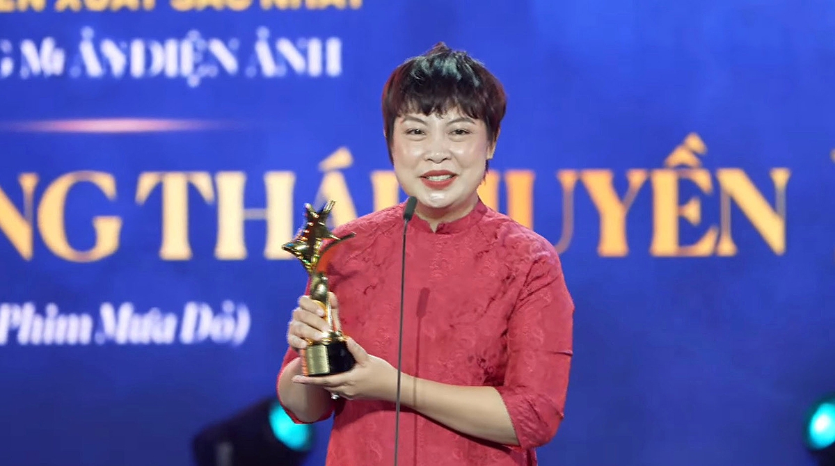 Đạo diễn Đặng Thái Huyền nhận giải Đạo diễn xuất sắc nhất.