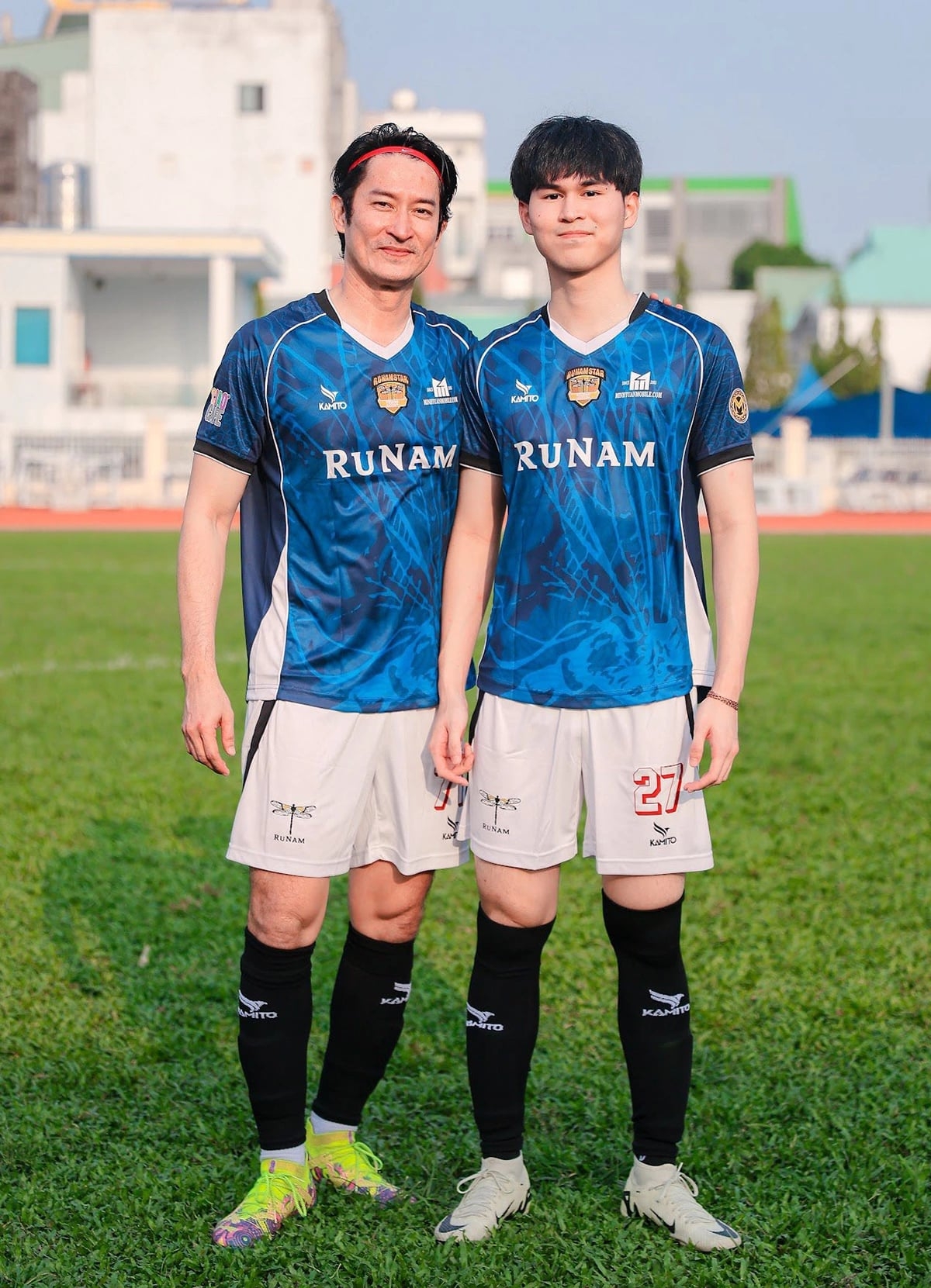 Huy Khánh khoe con trai 19 tuổi mới về nước sum họp, đi đá bóng cùng bố. Con trai Huy Khánh hiện sống ở Canada cùng vợ cũ của anh. Chàng thanh niên khiến bố tự hào khi trở thành sinh viên một trường danh giá tại đất nước Bắc Mỹ.