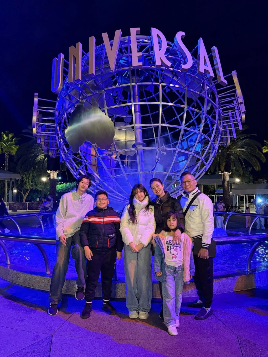 Con trai Jennifer Phạm, Bảo Nam dành cả ngày cùng bố mẹ đưa các em đi chơi công viên Universal tại California.