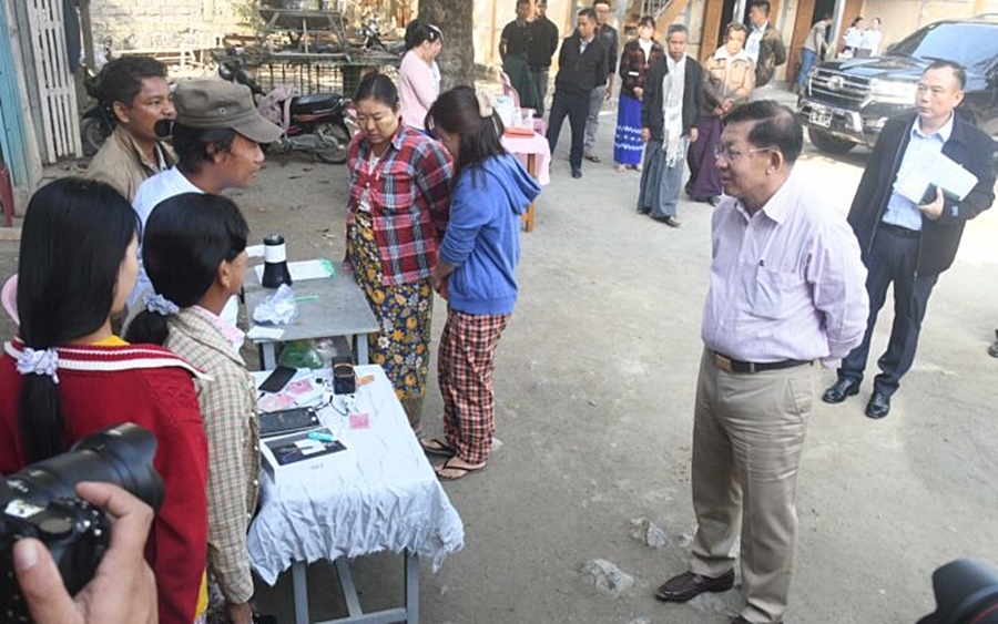 Chủ tịch Ủy ban An ninh và Hòa bình Nhà nước Myanmar Min Aung Hlaing đi thị sát một điểm bỏ phiếu tại Vùng Mandalay ngày 25/1. Ảnh: Truyền thông Nhà nước Myanmar.