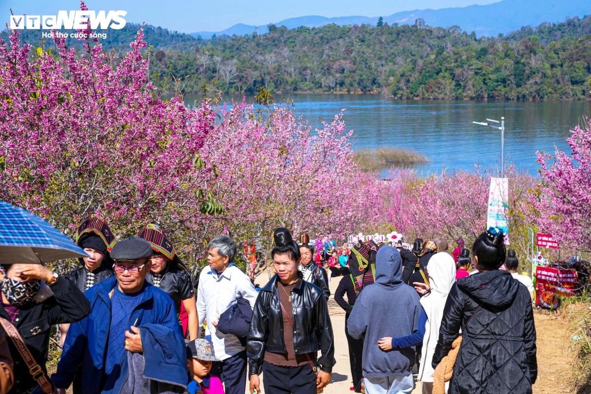 The entire area looks like a watercolour painting, featuring a peaceful scene in the high mountains of the border region.