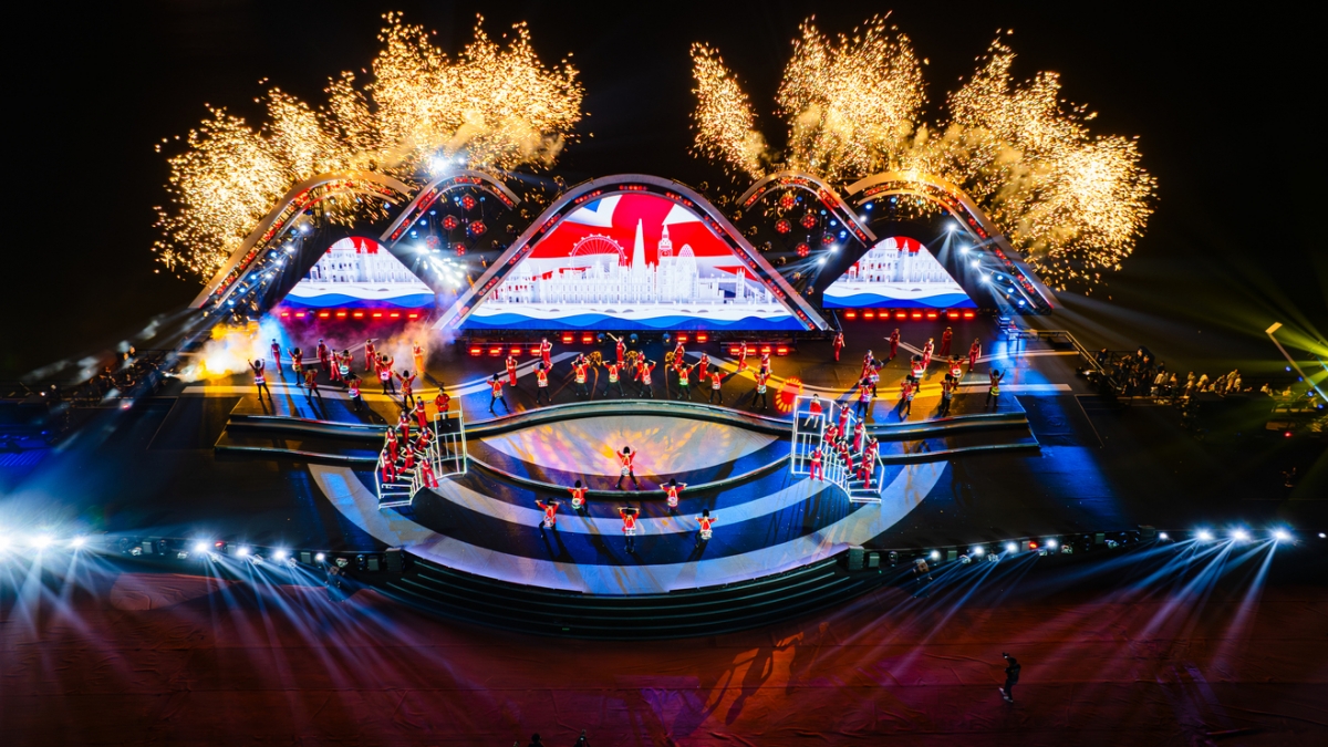 Sân khấu nghệ thuật hoành tráng của Lễ hội pháo hoa quốc tế Đà Nẵng 2025 được dàn dựng bởi Sun Group (Ảnh: Ánh Dương)