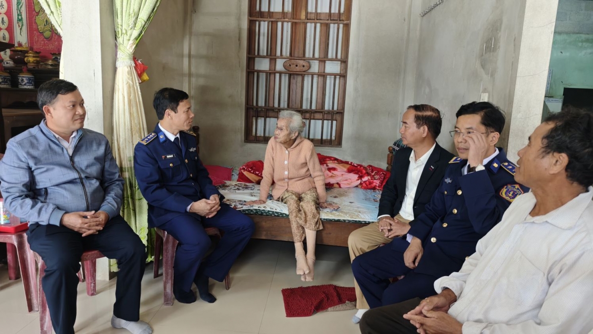 Đoàn đến thăm Mẹ Việt Nam anh hùng Tống Thị Nhơn, ở xã Phú Hồ, thành phố Huế