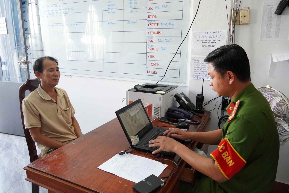 Nghi phạm Tùng tại cơ quan công an. Ảnh: Thanh Mỹ (Công an Đồng Tháp)