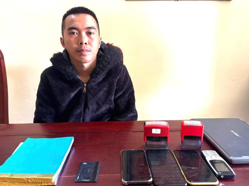 Đối tượng Mai Hồng Sơn cùng tang vật. (Ảnh: Công an Hà Tĩnh).