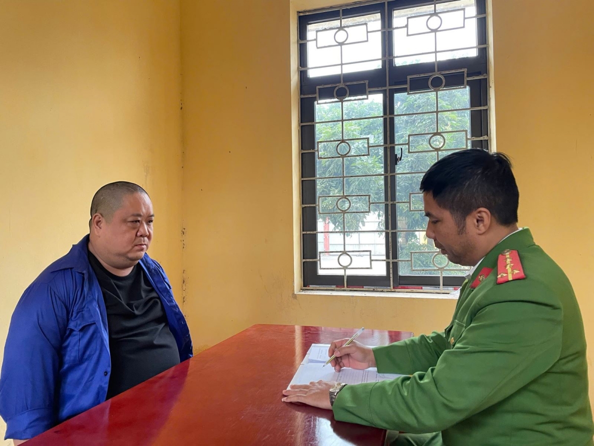 Đối tượng Nguyễn Chính Nghĩa tại cơ quan công an.