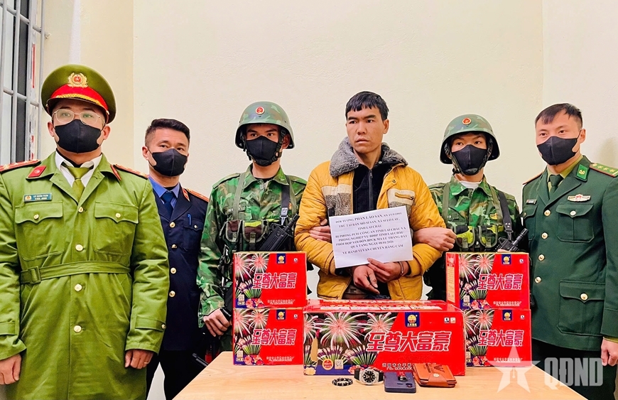 Đối tượng Phàn Láo San (áo vàng) cùng tang vật tại cơ quan chức năng.