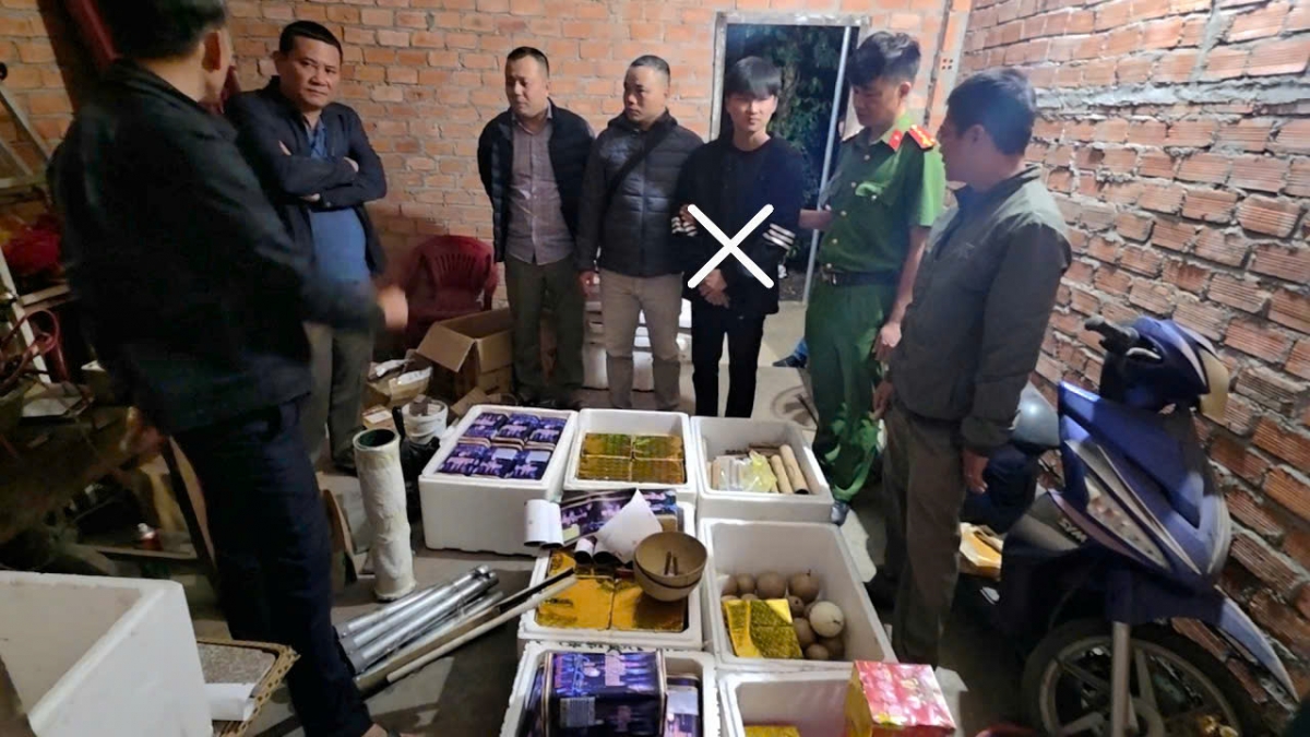 Đối tượng Ngô Đức Phong (thứ 3 bên phải qua) bị bắt quả tang cùng tang vật là các loại pháo nổ chuẩn bị mang đi bán dịp Tết. (Ảnh: Công an Đắk Lắk)